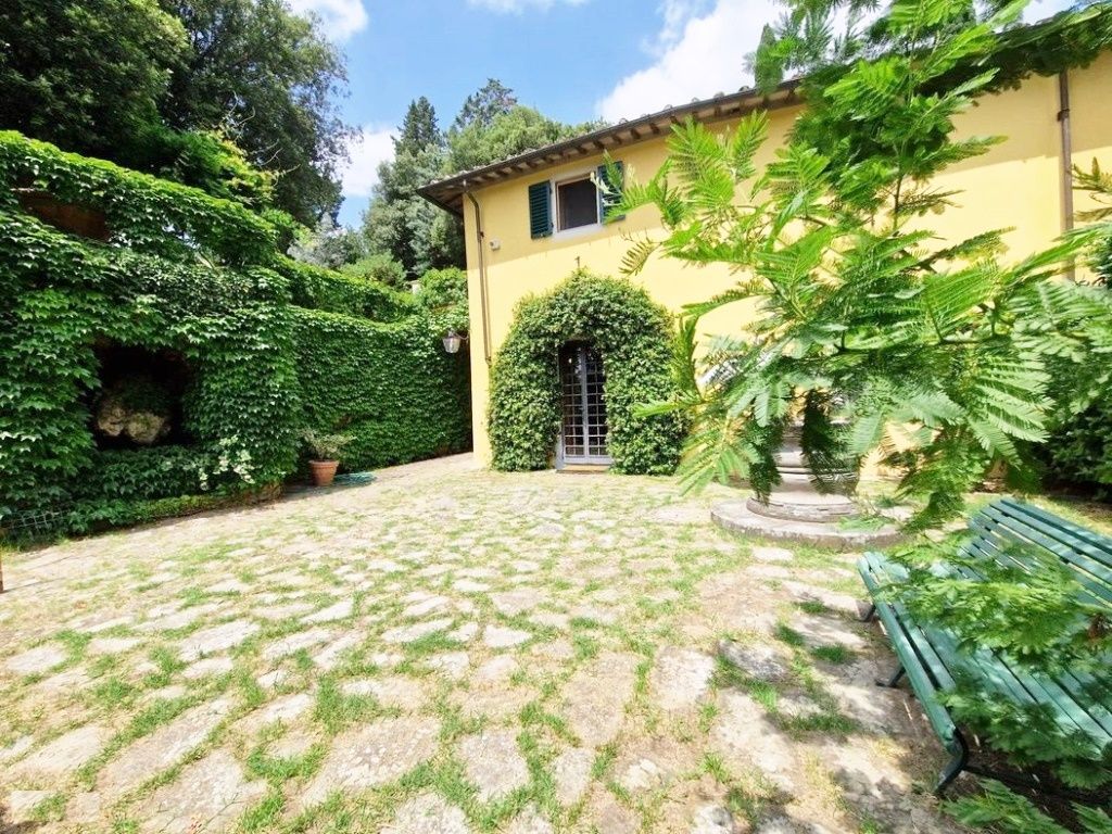 Villa in Florence, Italy, 250 sq.m - picture 1