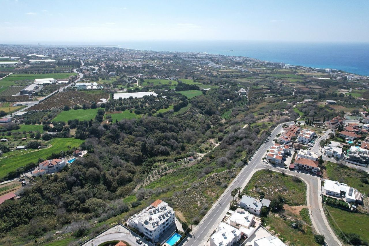 Land in Paphos, Cyprus, 8 473 sq.m - picture 1