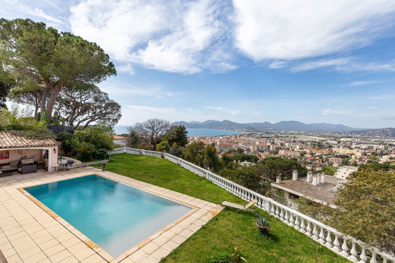 Villa in Cannes, France, 350 sq.m - picture 1