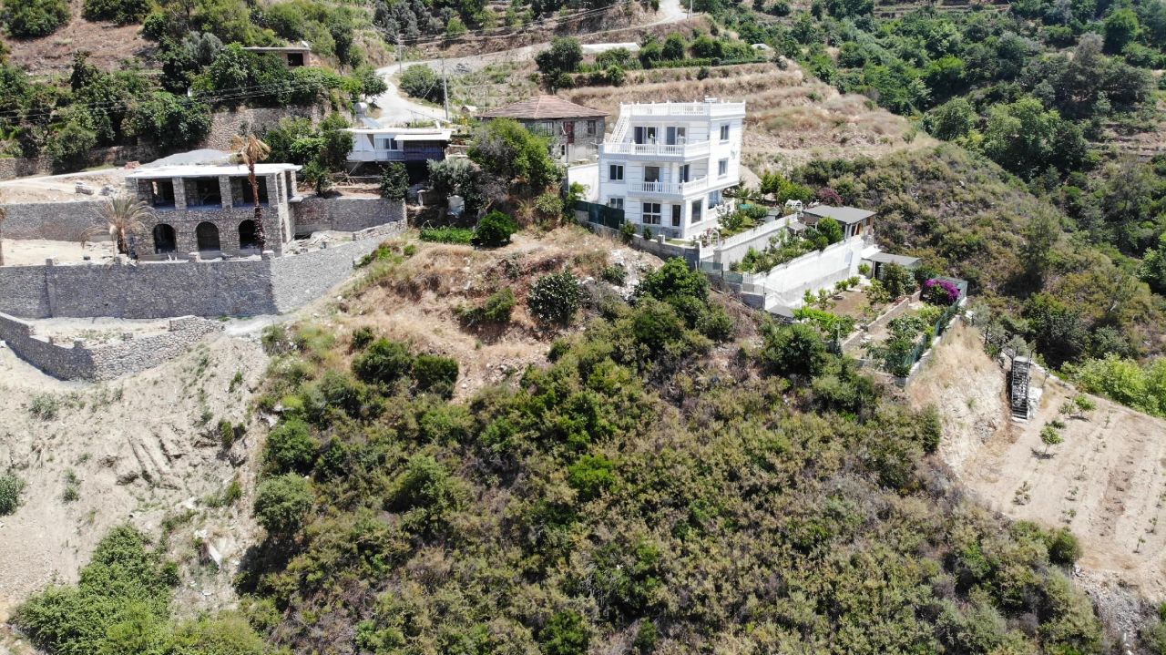 Land in Alanya, Turkey, 677 sq.m - picture 1