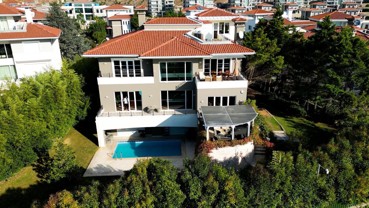 Villa in Istanbul, Turkey, 978 sq.m - picture 1