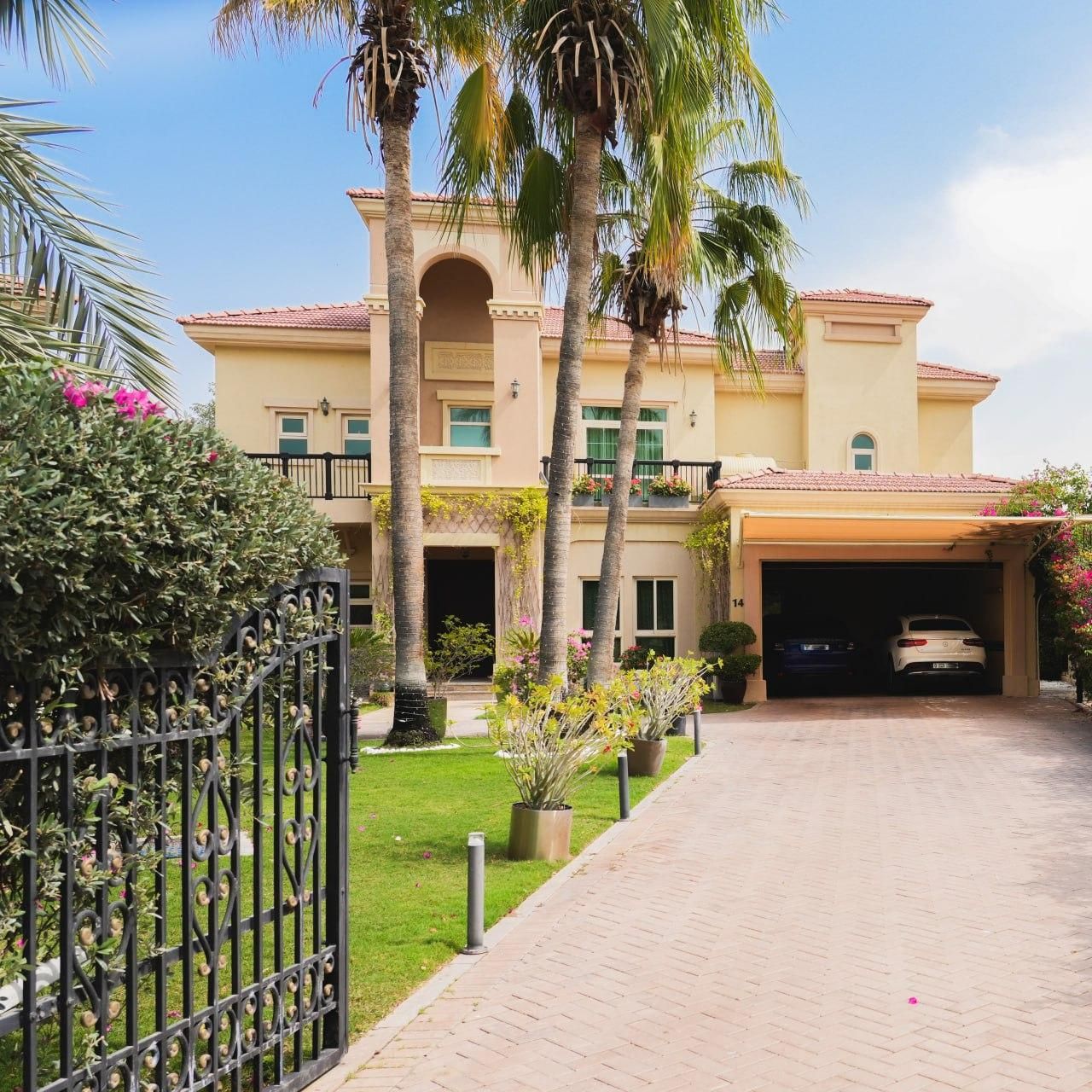 Villa in Dubai, UAE, 933 sq.m - picture 1