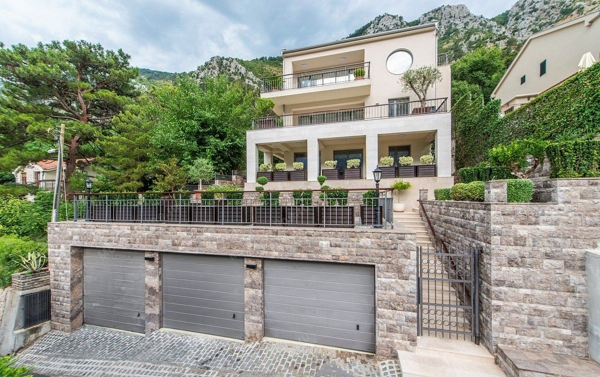 Villa in Muo, Montenegro, 510 sq.m - picture 1