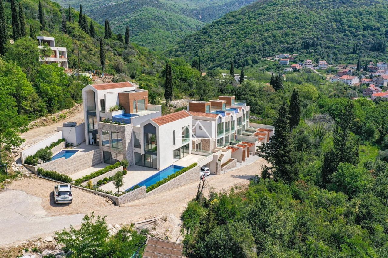 Casa adosada en Tivat, Montenegro, 246 m2 - imagen 1