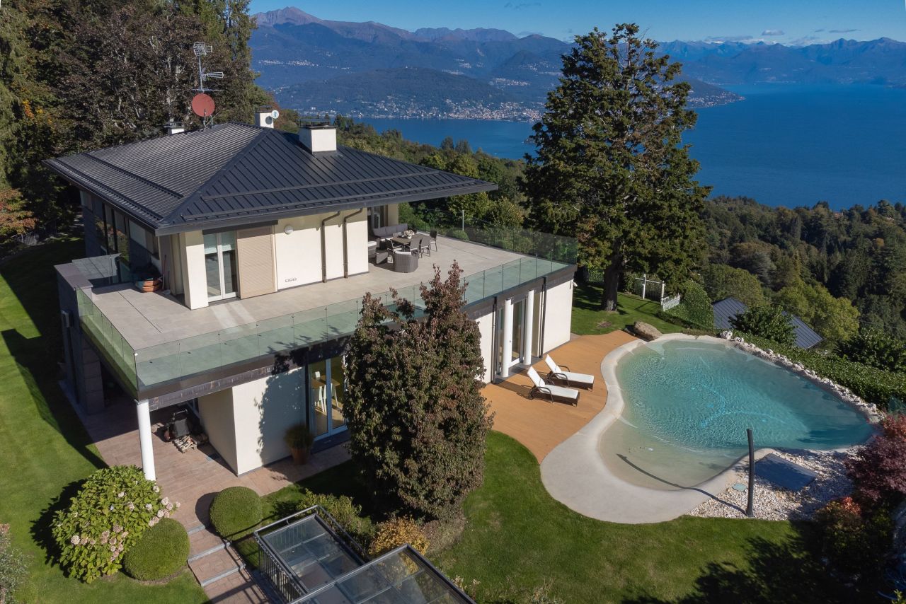 Villa in Gignese, Italy, 500 sq.m - picture 1