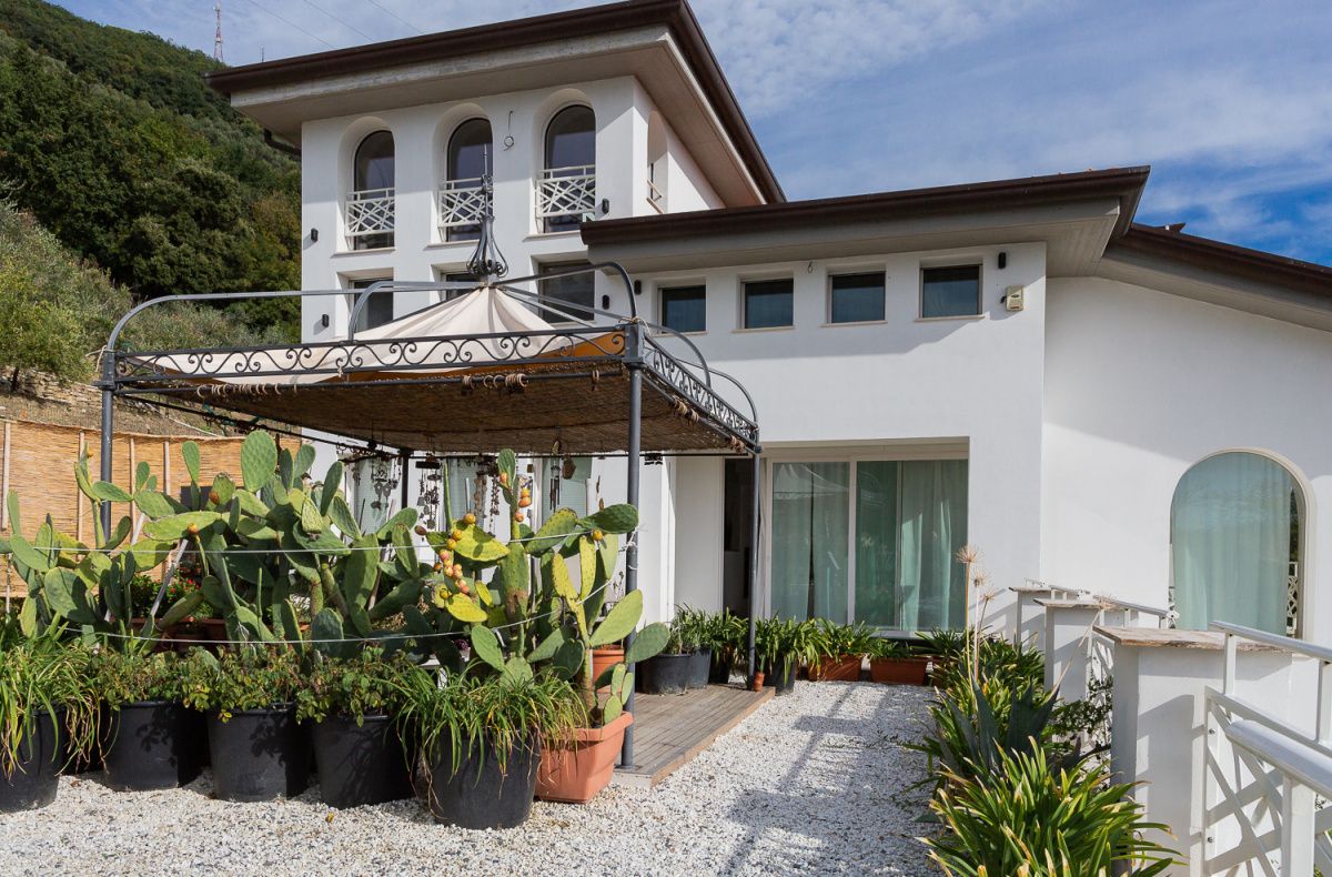 House in Carrara, Italy, 440 sq.m - picture 1