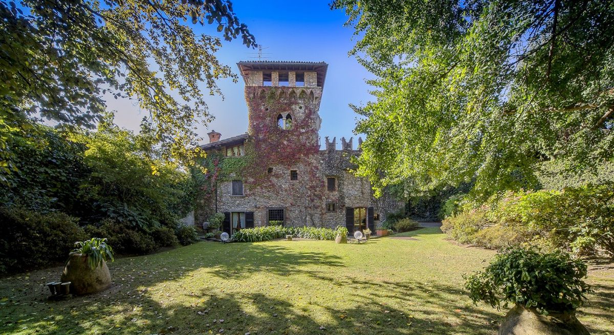 Manor in Bergamo, Italy, 750 sq.m - picture 1