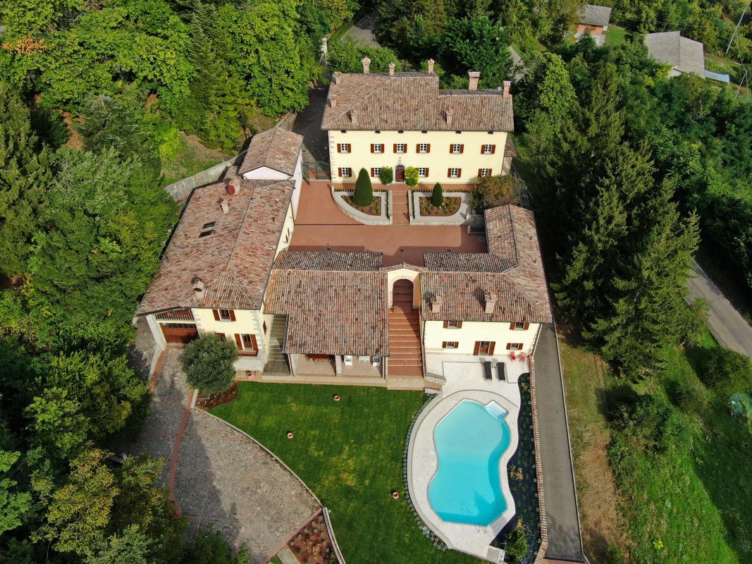 Manor in Modena, Italy, 1 200 sq.m - picture 1