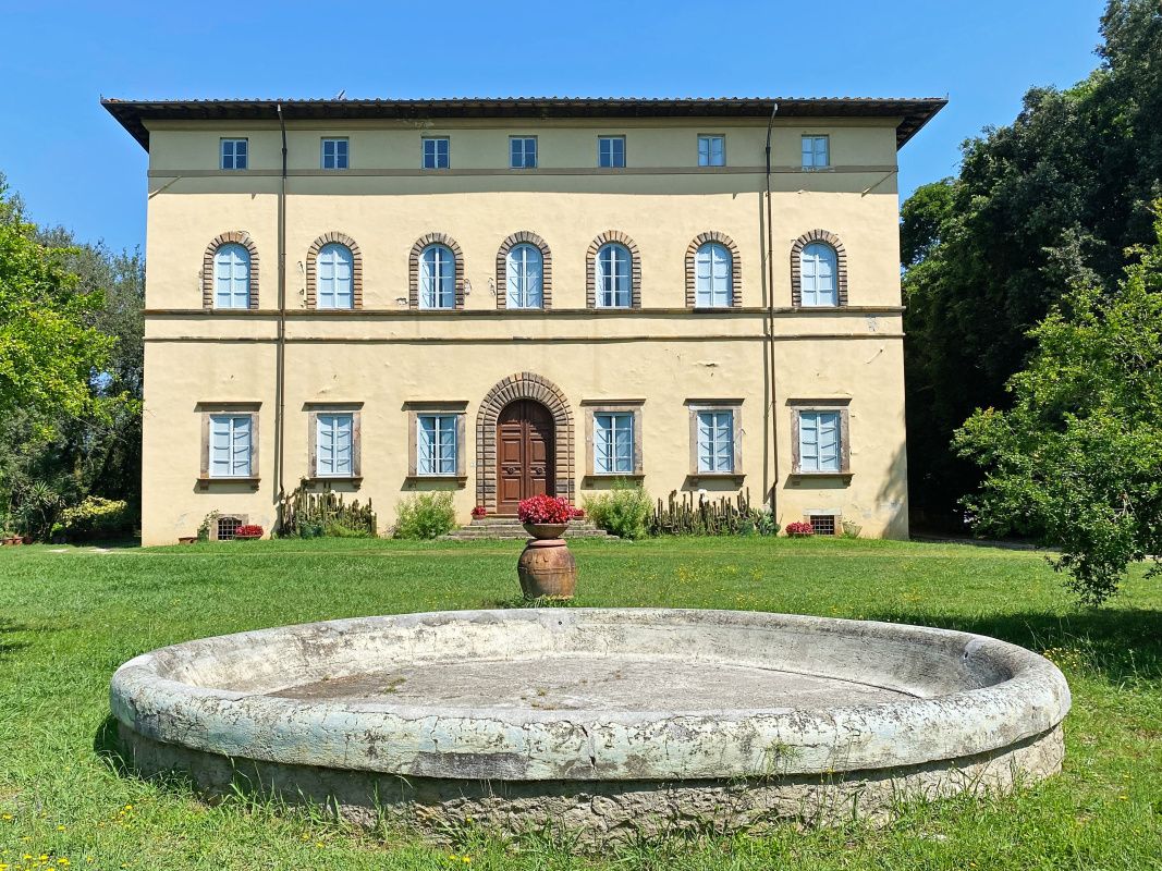 Manor in Lucca, Italy, 4 000 sq.m - picture 1