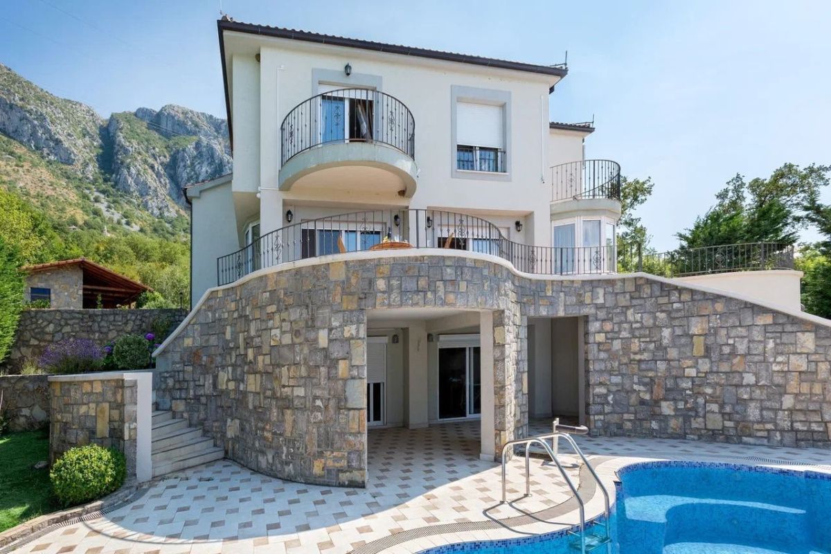 Haus in Rezevici, Montenegro, 414 m2 - Foto 1