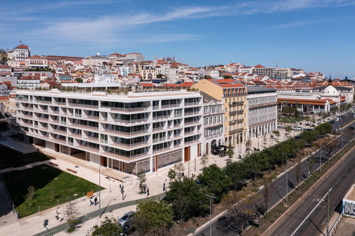 Commercial apartment building in Lisbon, Portugal, 345 sq.m - picture 1
