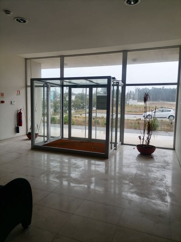 Fabrication à Caldas da Rainha, Portugal, 1 390 m2 - image 1