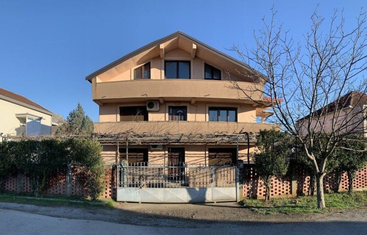 House in Podgorica, Montenegro, 330 sq.m - picture 1