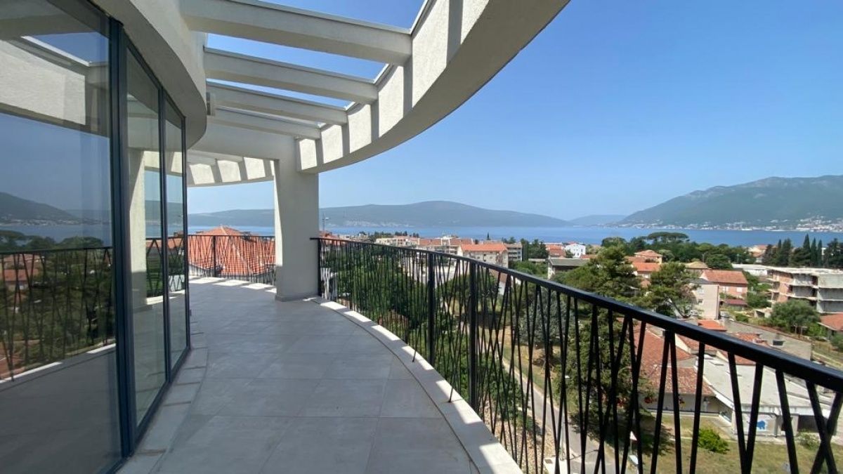 Penthouse in Tivat, Montenegro, 143 sq.m - picture 1