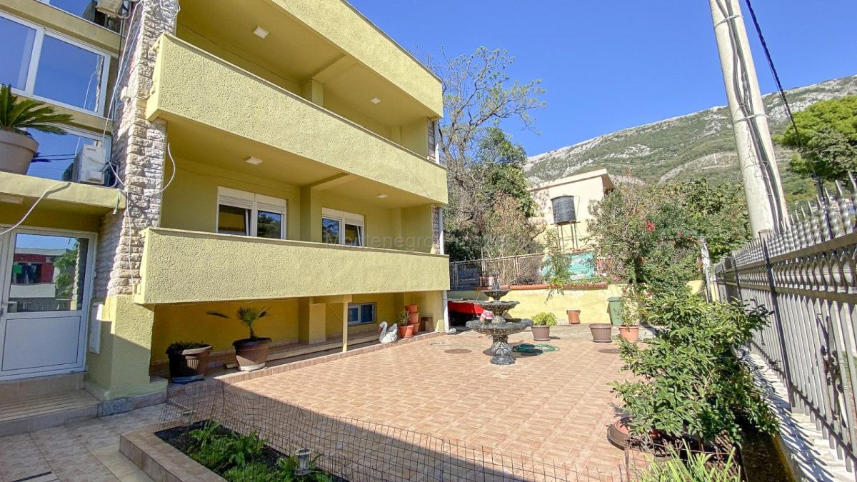 Commercial apartment building in Sutomore, Montenegro, 440 sq.m - picture 1