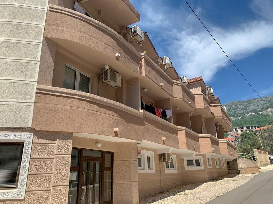 Commercial apartment building in Becici, Montenegro, 1 120 sq.m - picture 1