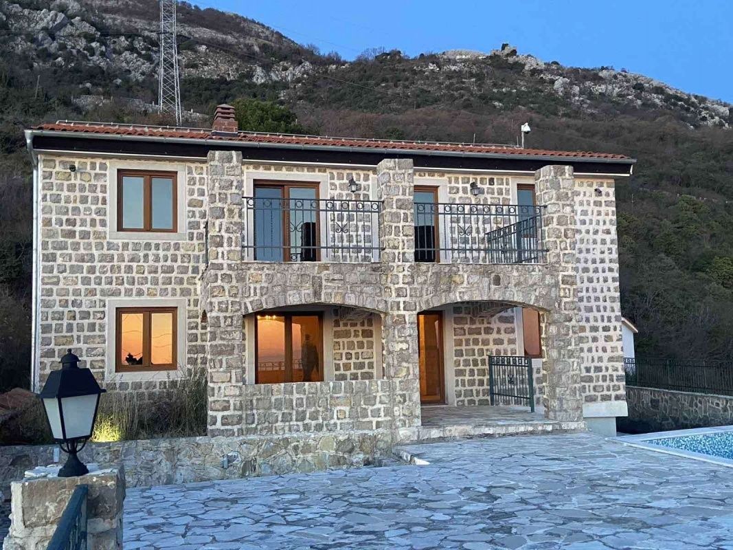 House in Petrovac, Montenegro, 466 sq.m - picture 1