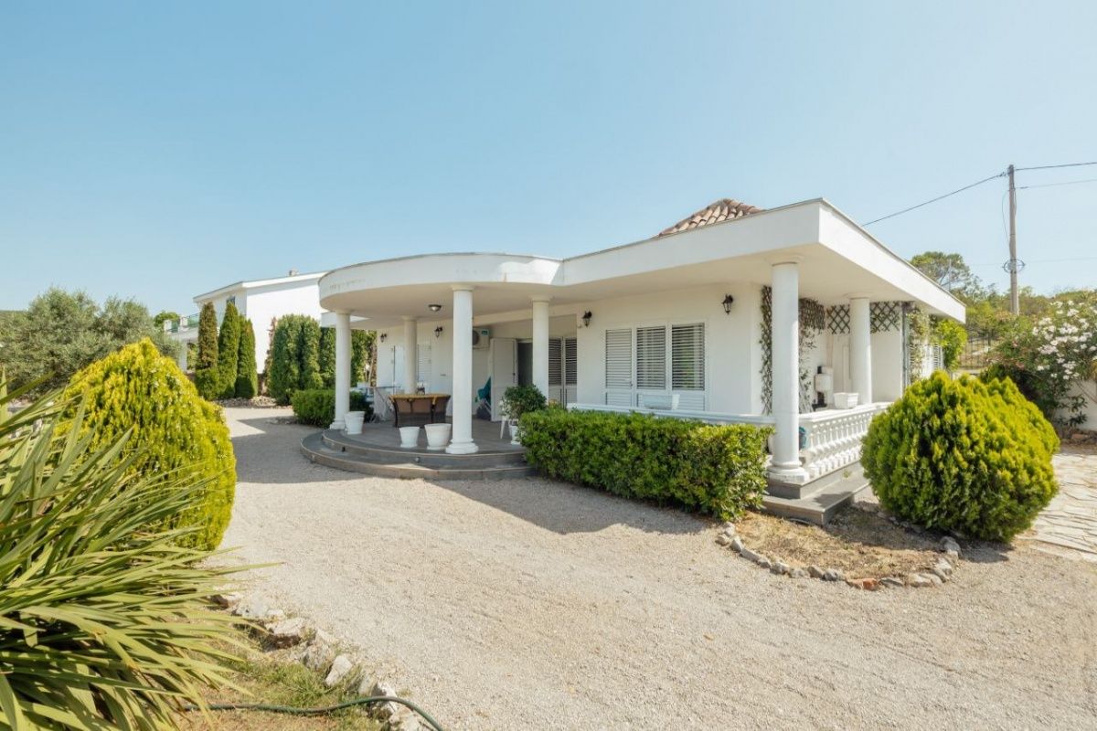 Haus in Krimovica, Montenegro, 211 m2 - Foto 1
