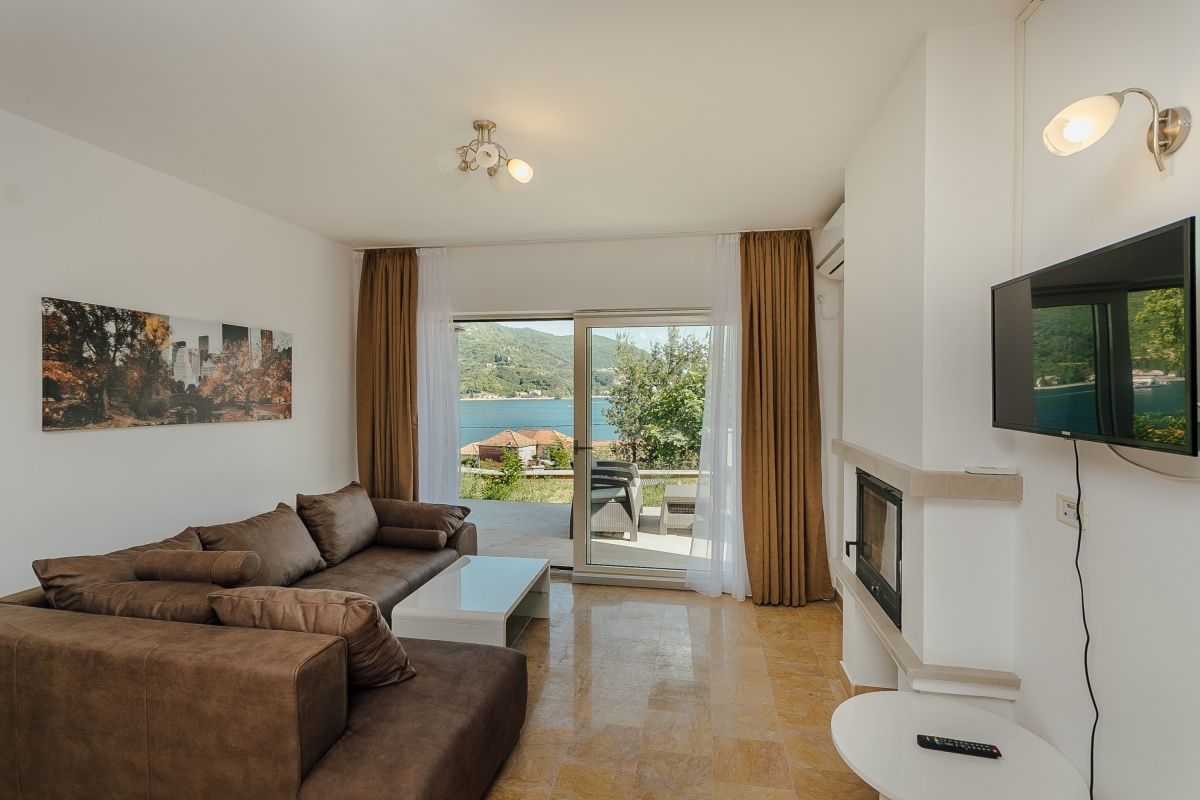 Wohnung in Kamenari, Montenegro, 99 m2 - Foto 1