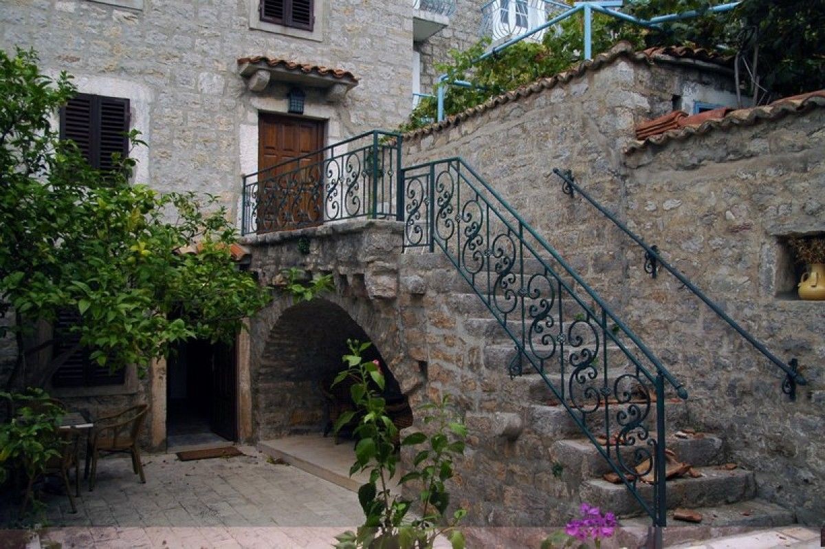 Haus in Rafailovici, Montenegro, 100 m2 - Foto 1
