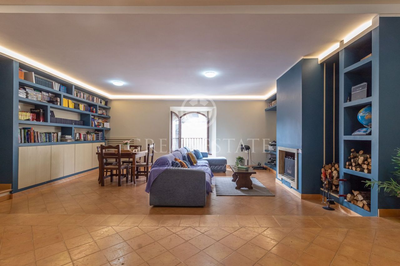 Apartment in Orvieto, Italy, 198.8 sq.m - picture 1