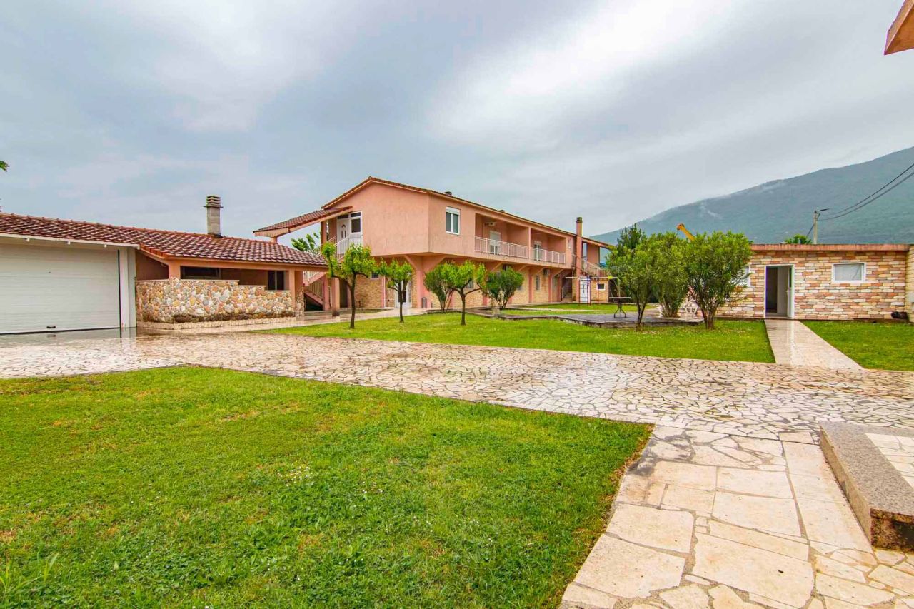 Villa in Danilovgrad, Montenegro, 400 sq.m - picture 1