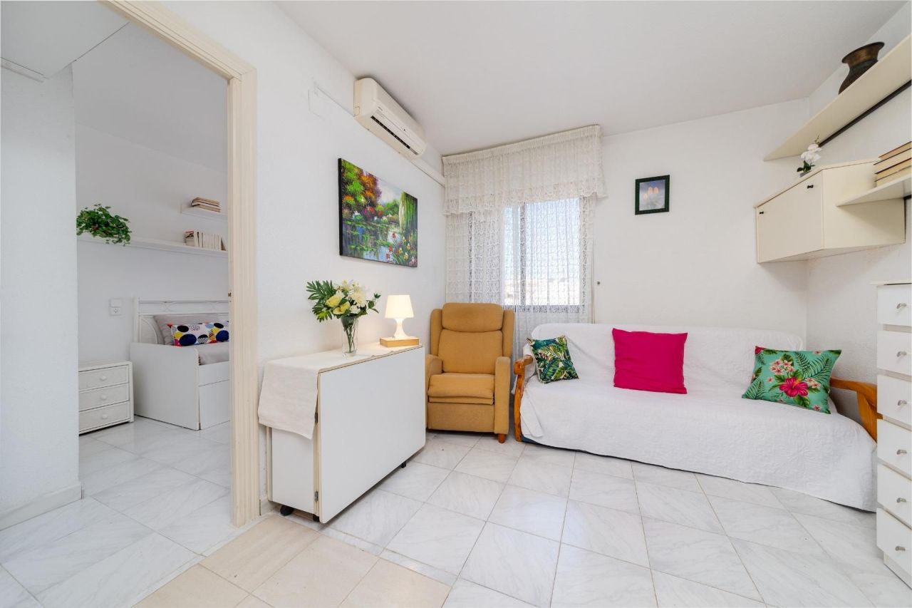 Flat in Torrevieja, Spain, 33 sq.m - picture 1