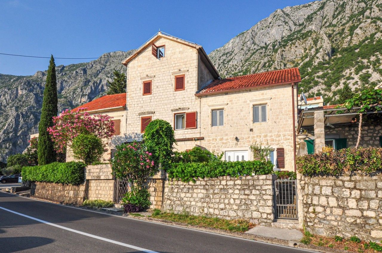 Haus in Kotor, Montenegro, 129 m2 - Foto 1