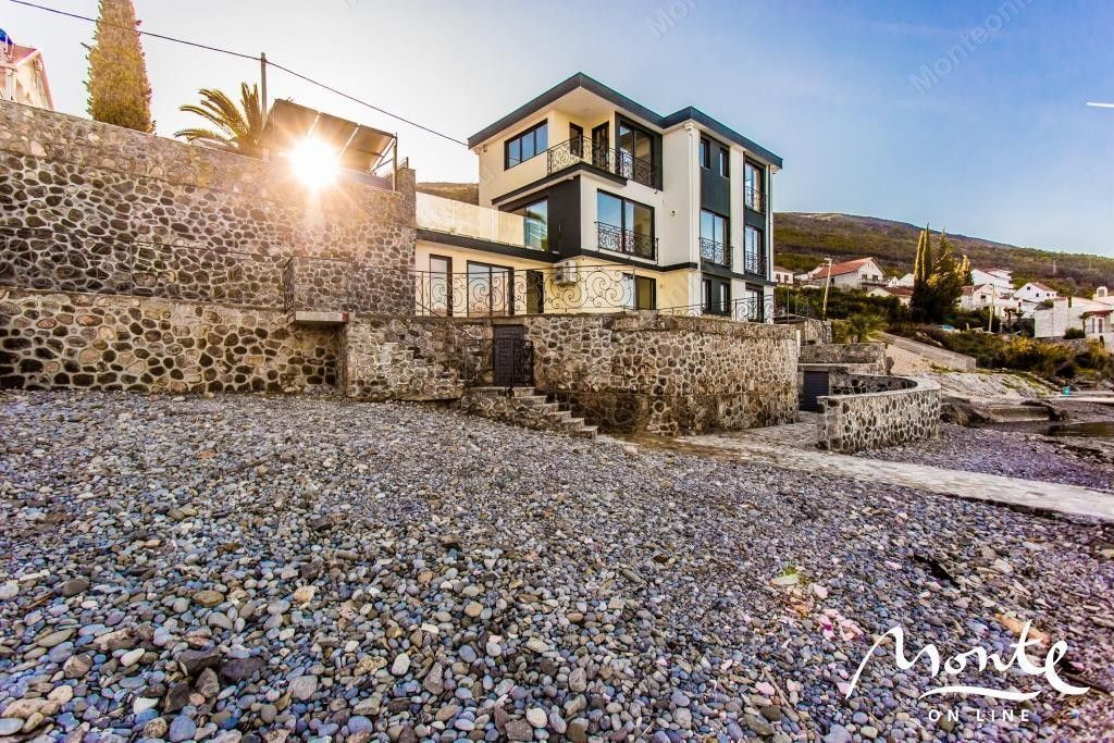 Villa in Tivat, Montenegro, 420 sq.m - picture 1