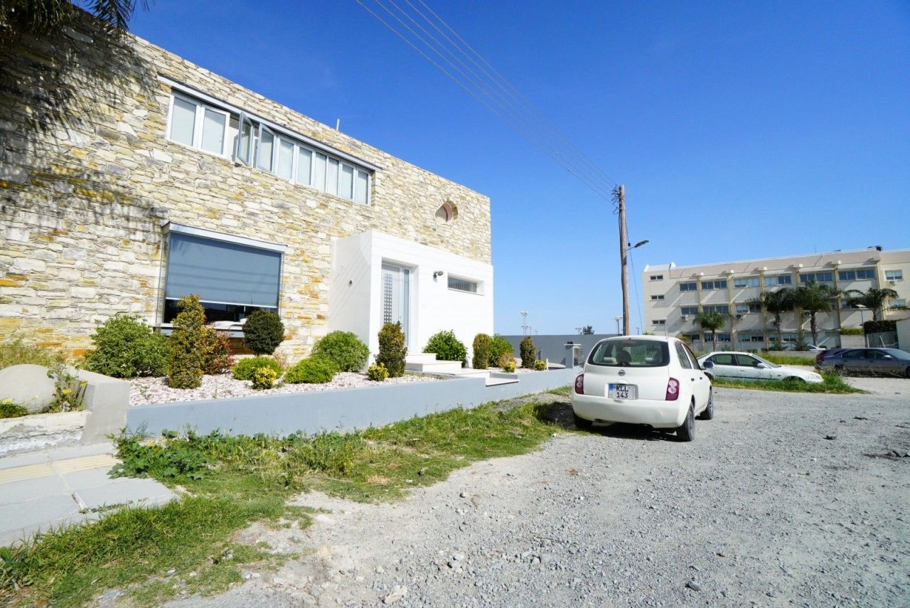Villa in Larnaca, Cyprus, 550 sq.m - picture 1