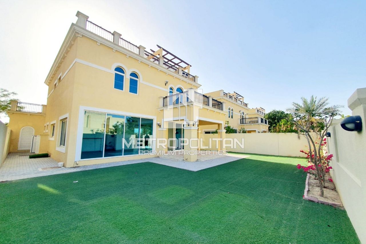 Villa in Dubai, UAE, 454 sq.m - picture 1