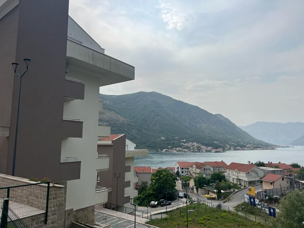 Flat in Dobrota, Montenegro, 55 sq.m - picture 1