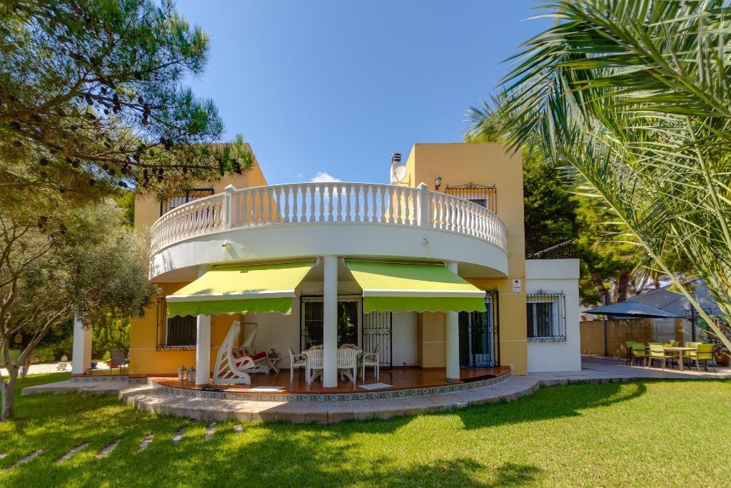 Villa in Punta Prima, Spain, 210 sq.m - picture 1