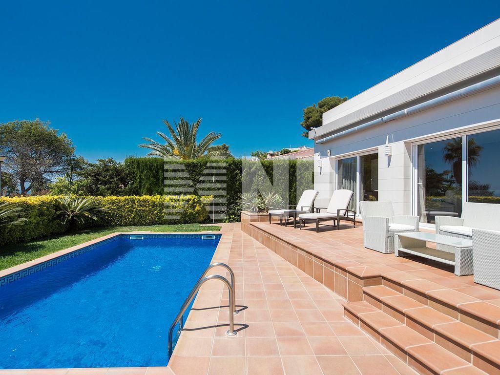Villa in Lloret de Mar, Spain, 200 sq.m - picture 1