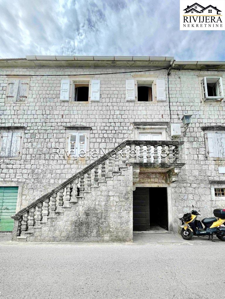 Haus in Kotor, Montenegro, 235 m2 - Foto 1