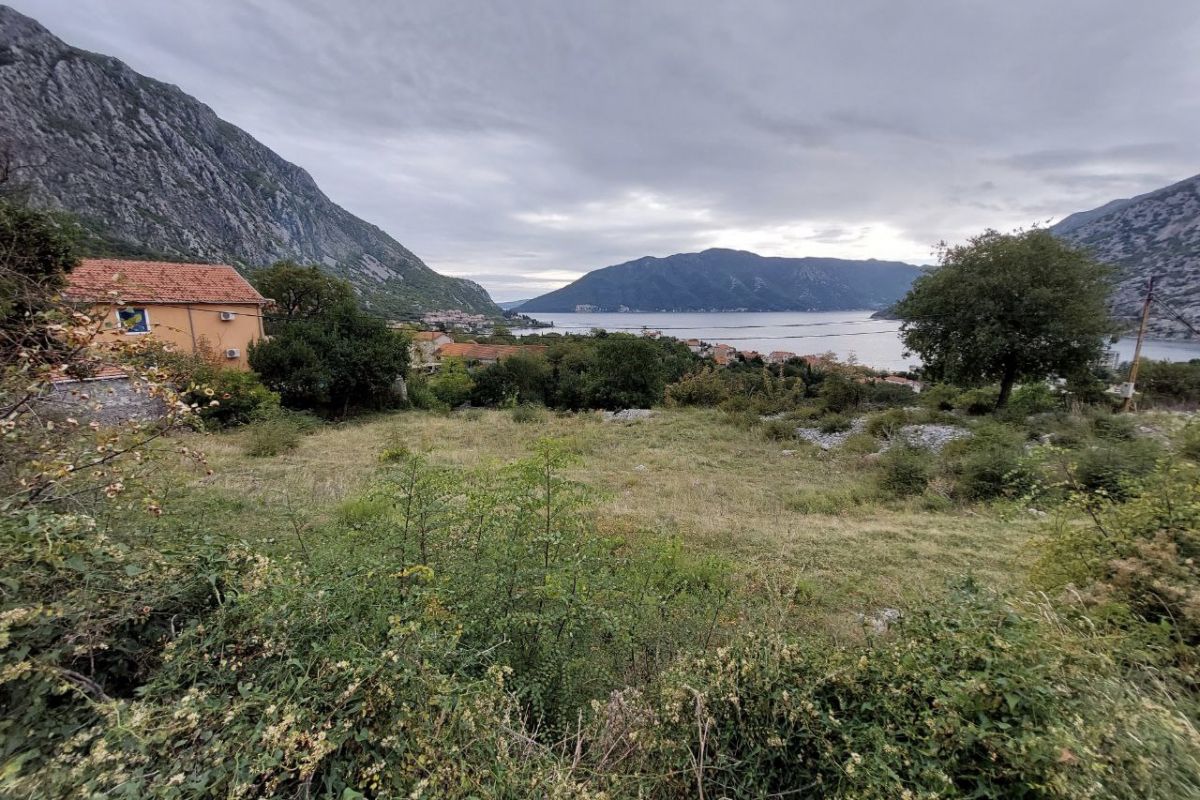 Land in Risan, Montenegro, 1 588 sq.m - picture 1