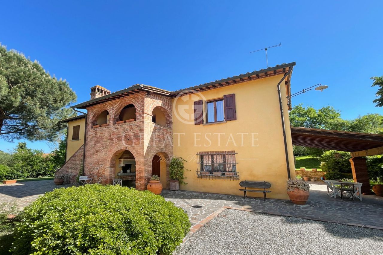 House in Foiano della Chiana, Italy, 318.3 sq.m - picture 1