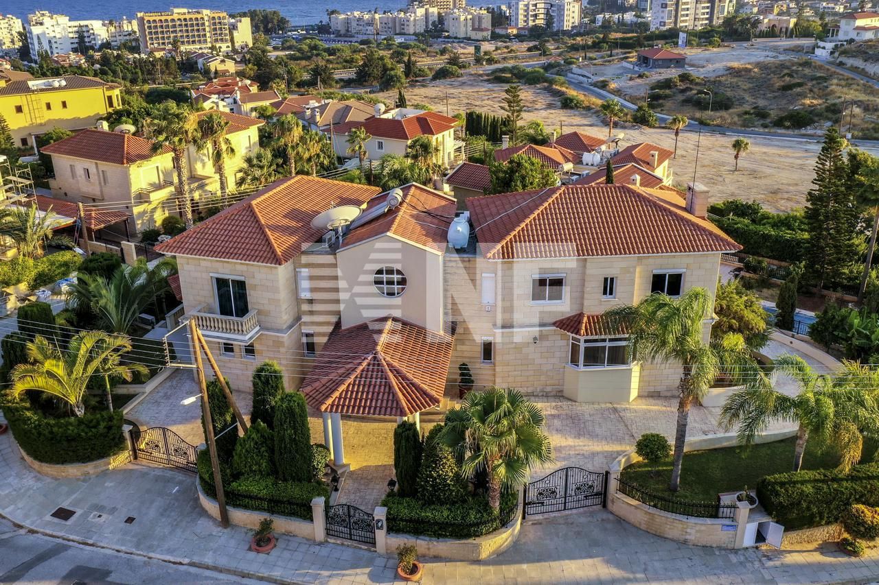Villa in Limassol, Cyprus, 575 sq.m - picture 1