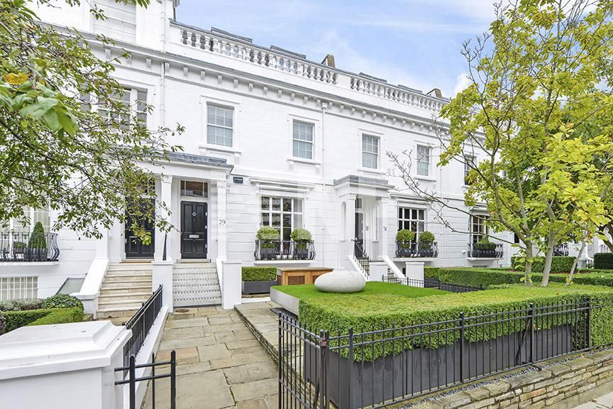 Mansion in London, United Kingdom, 697.7 sq.m - picture 1