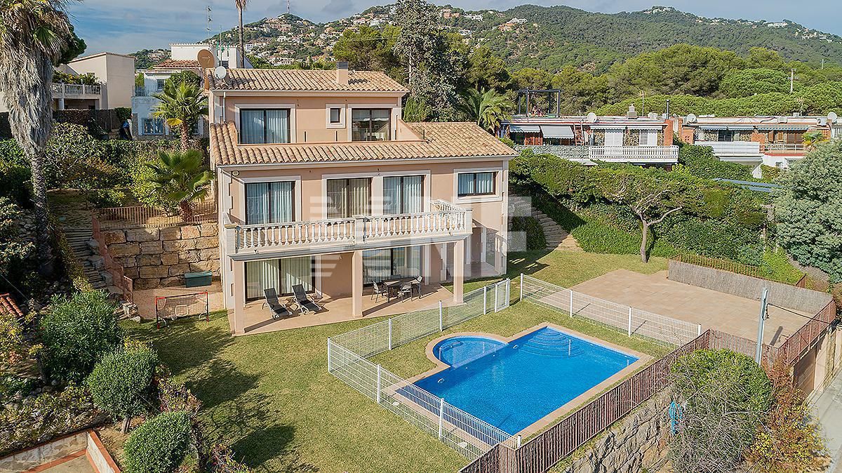 Villa in Lloret de Mar, Spain, 440 sq.m - picture 1