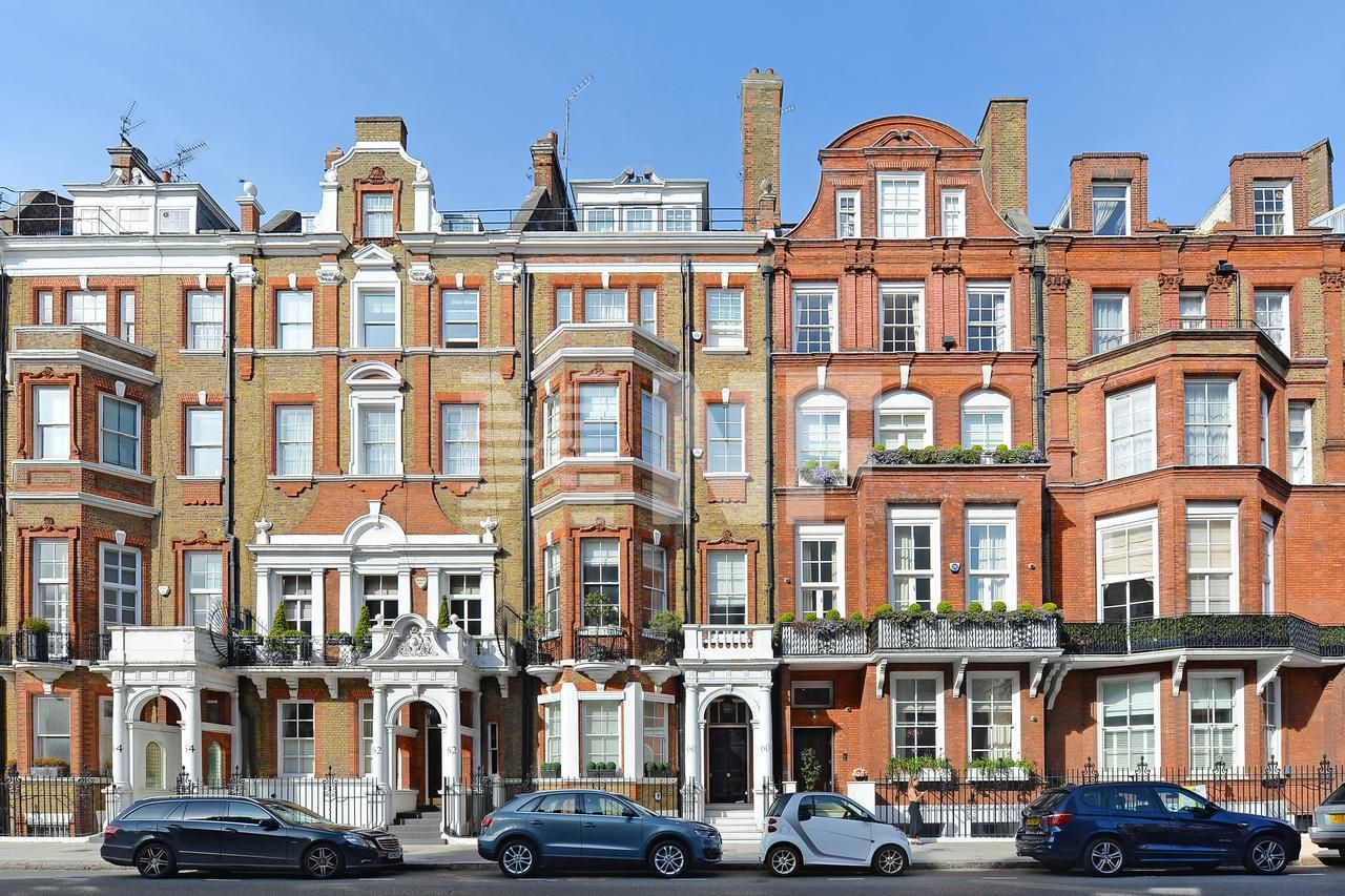 Townhouse in London, United Kingdom, 589.6 sq.m - picture 1