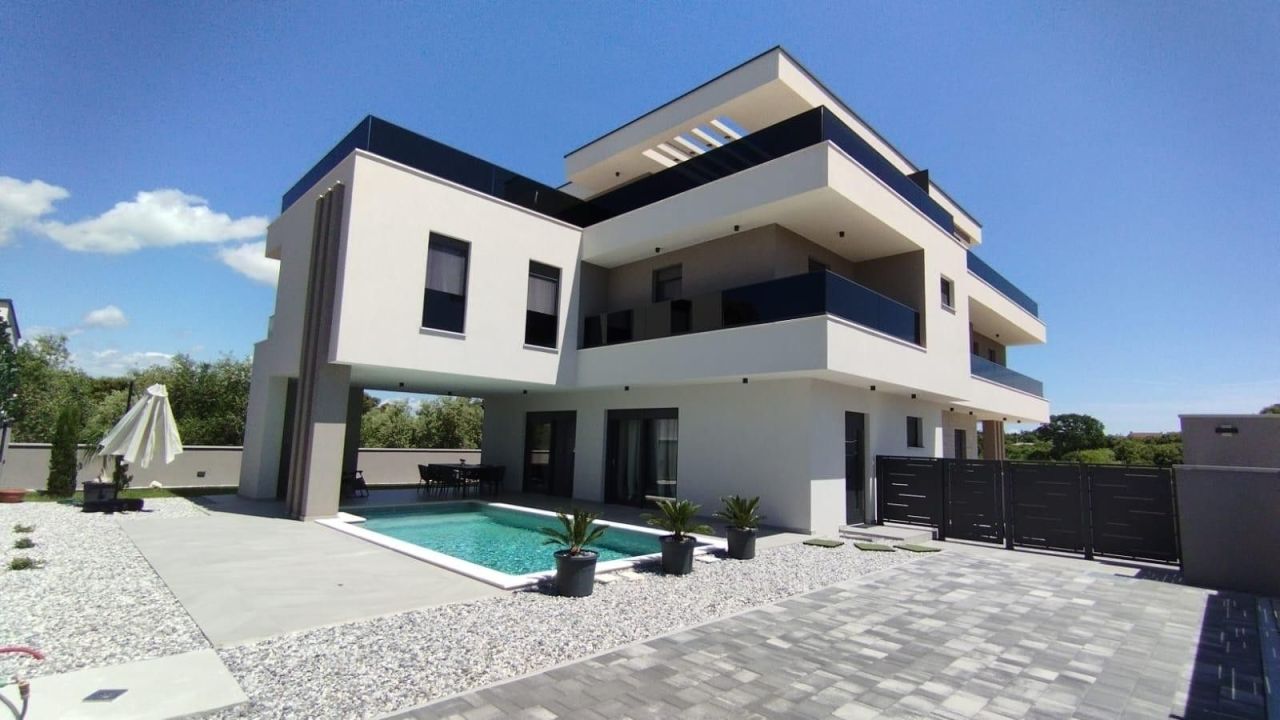 House in Fazana, Croatia, 244 sq.m - picture 1