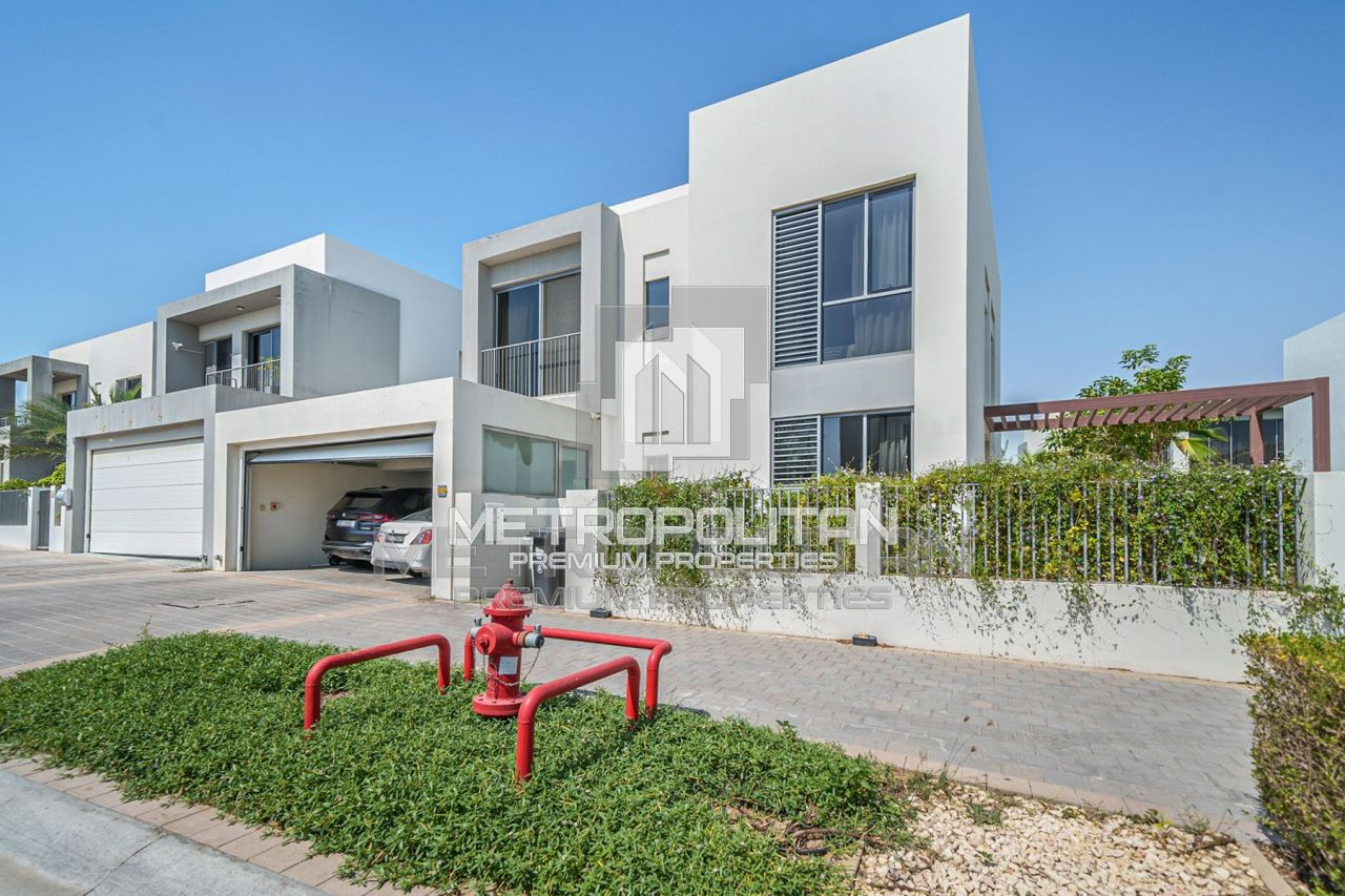 Villa in Dubai, UAE, 467 sq.m - picture 1
