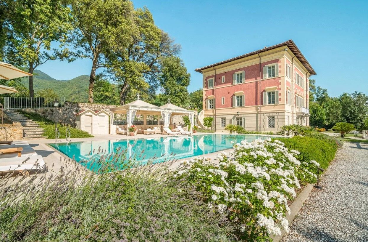 Villa in Pietrasanta, Italy, 1 300 sq.m - picture 1
