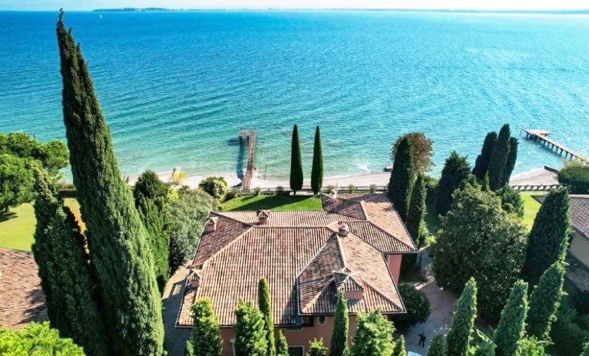 Villa in Desenzano del Garda, Italy, 750 sq.m - picture 1