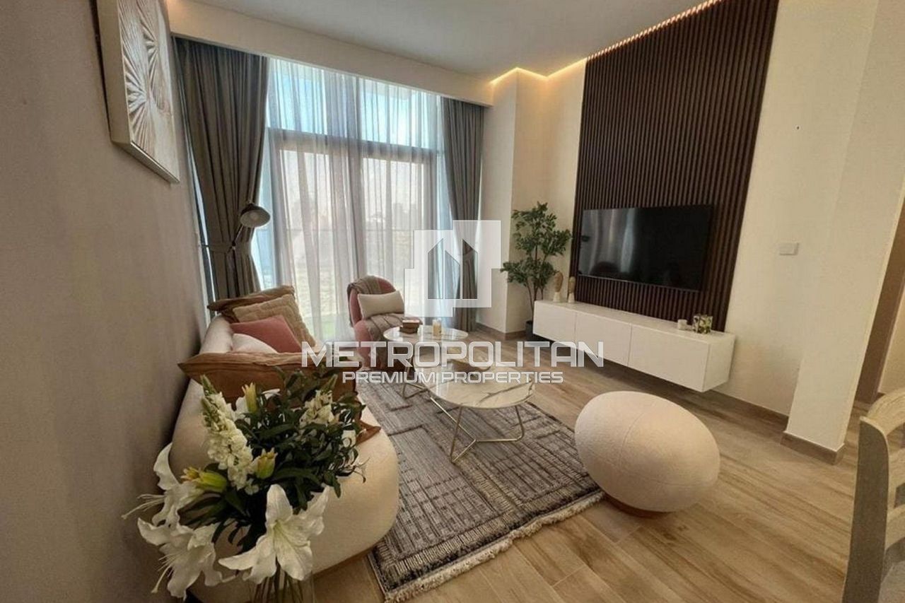 Apartment in Dubai, UAE, 67 sq.m - picture 1