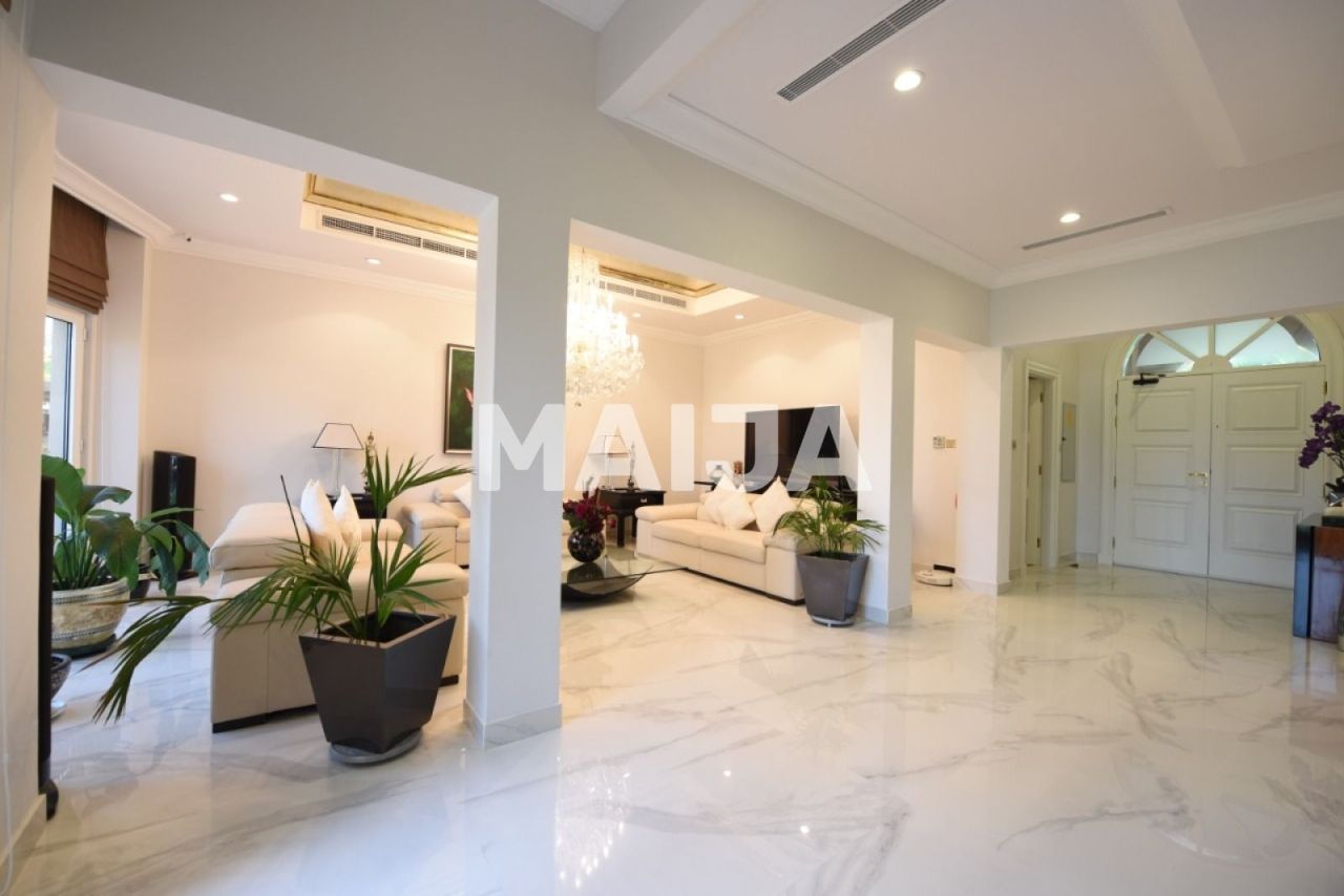 Villa in Dubai, UAE, 423 sq.m - picture 1