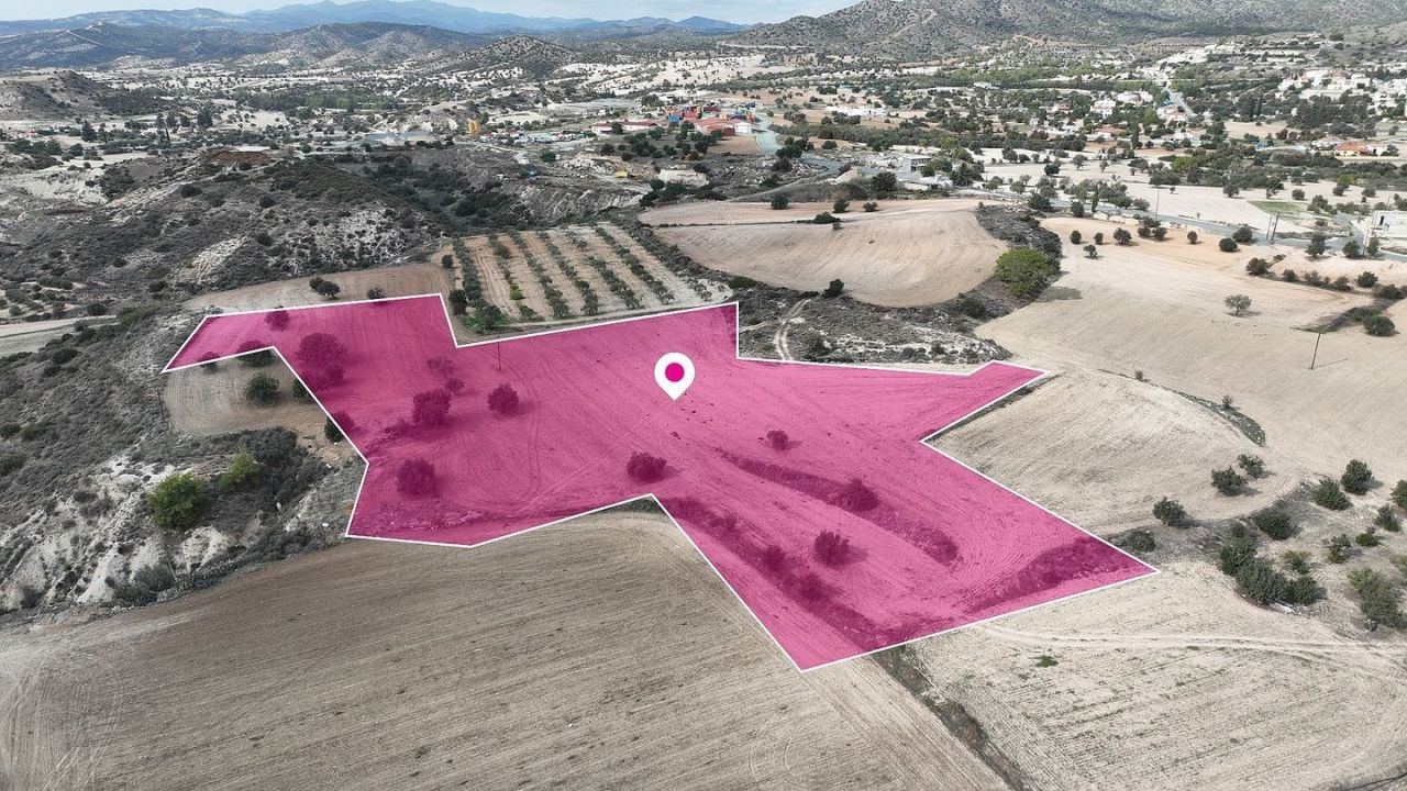 Terreno en Lárnaca, Chipre, 14 716 m2 - imagen 1