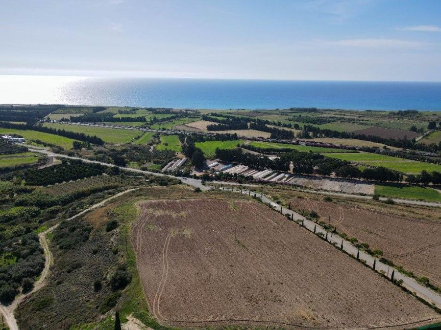 Land in Paphos, Cyprus, 2 112 sq.m - picture 1
