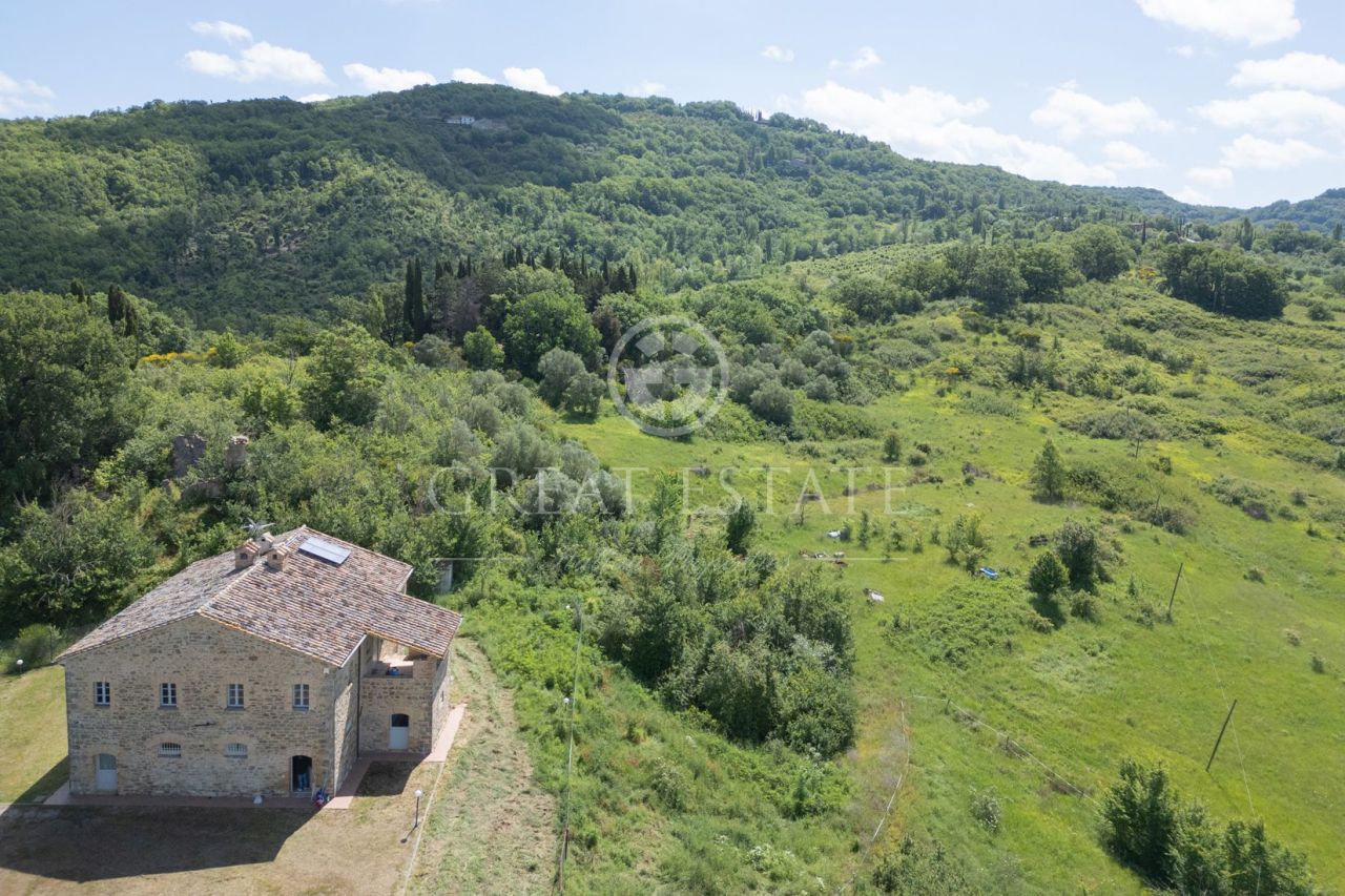 House in Gubbio, Italy, 360 sq.m - picture 1